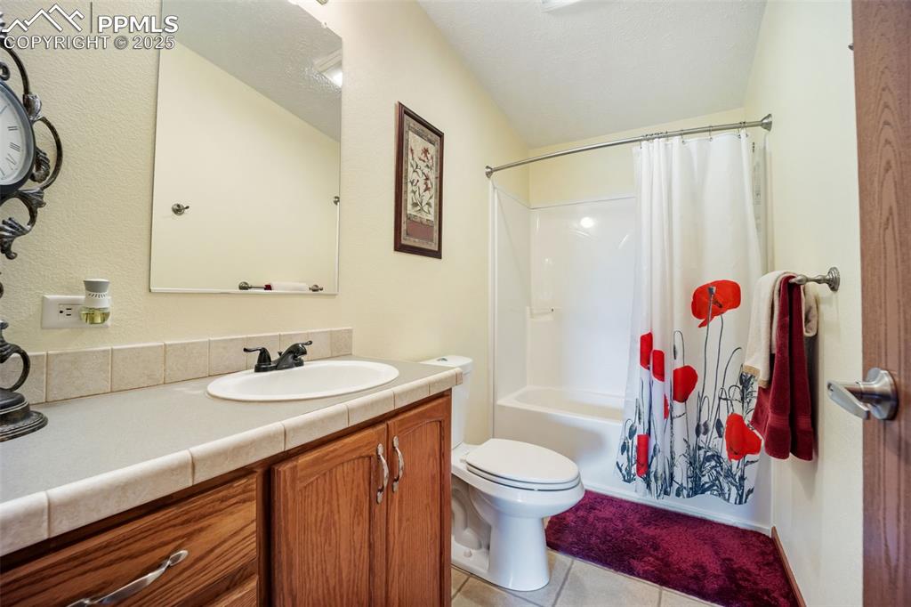 Image 11 of 50: Bathroom