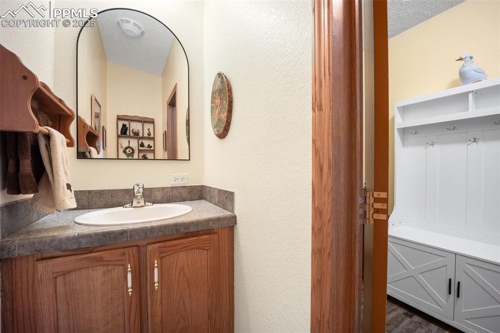 Image 17 of 50: Bathroom