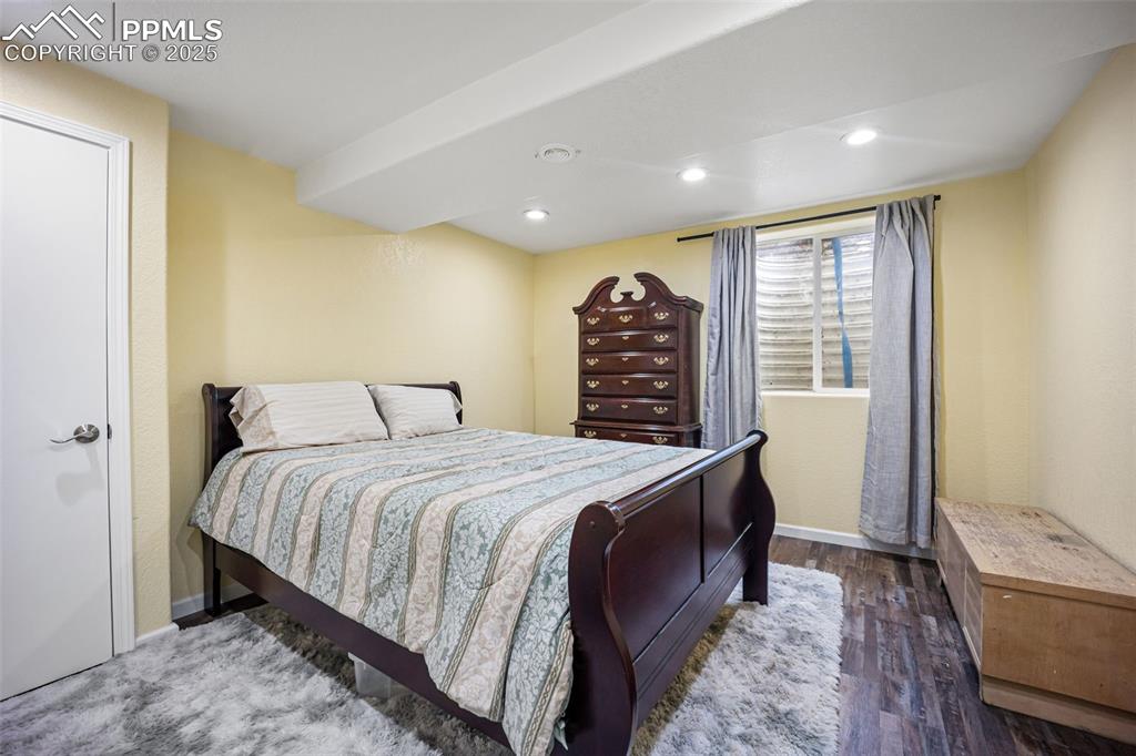 Image 25 of 50: Bedroom