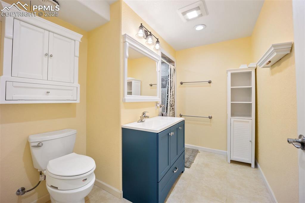 Image 26 of 50: Bathroom