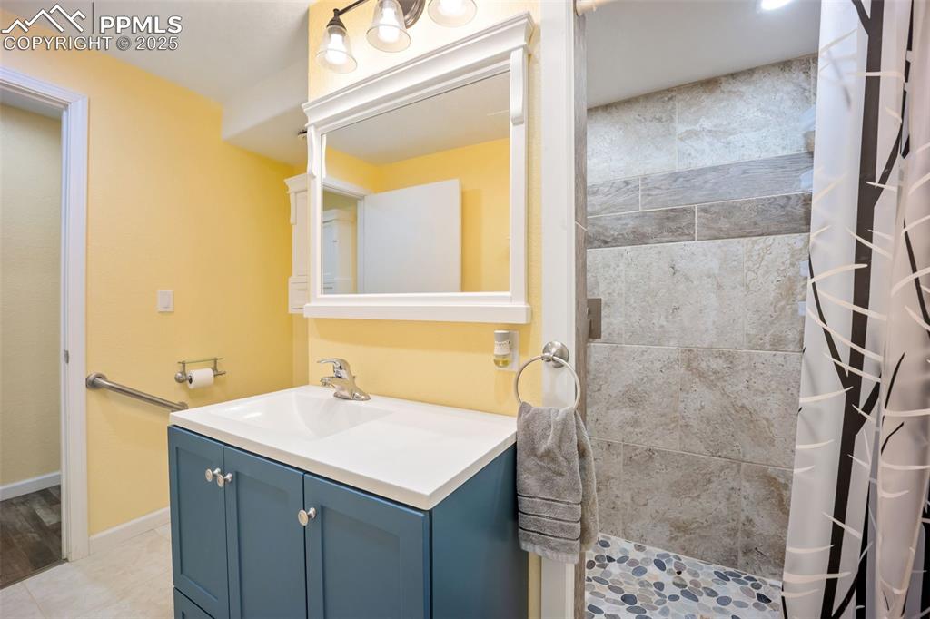 Image 27 of 50: Bathroom