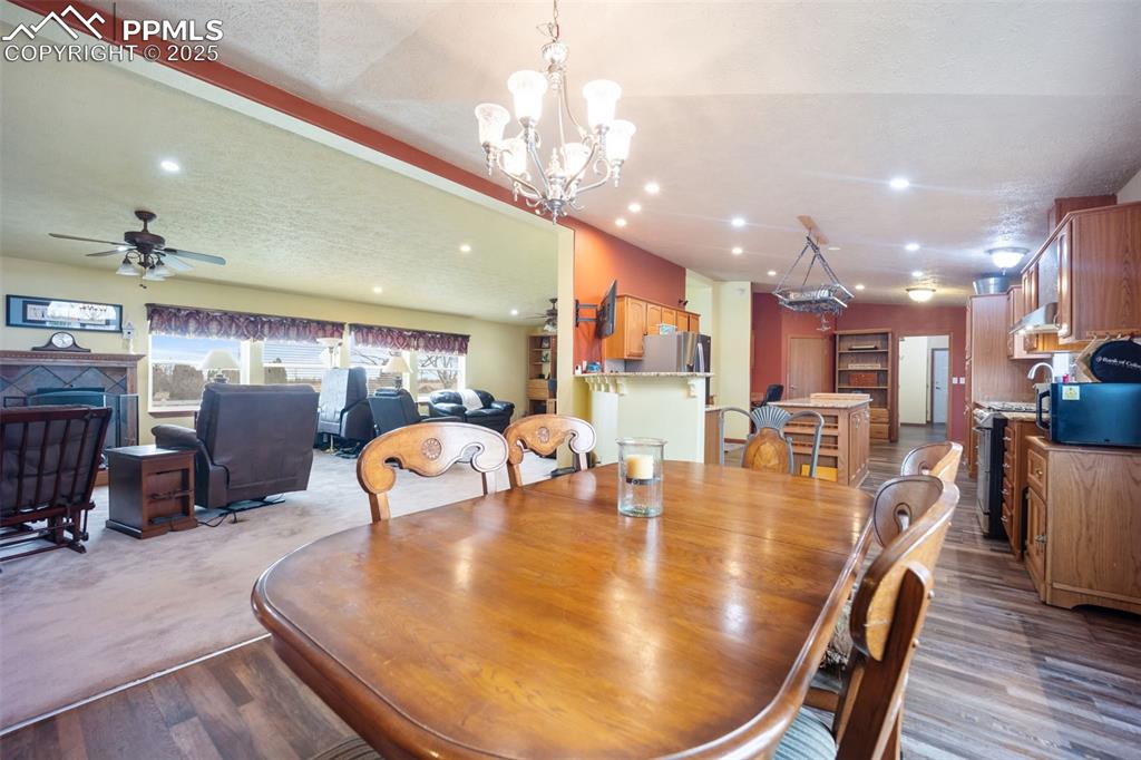 Image 35 of 50: Dining Area