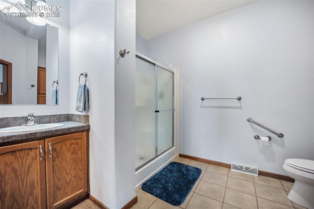 Image 5 of 50: Bathroom