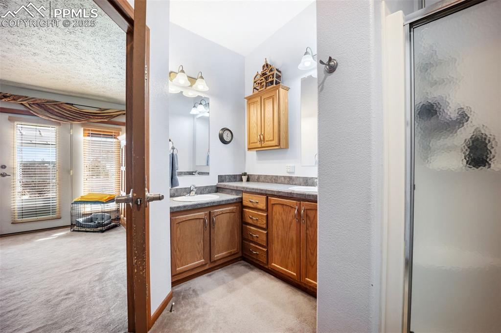 Image 6 of 50: Bathroom