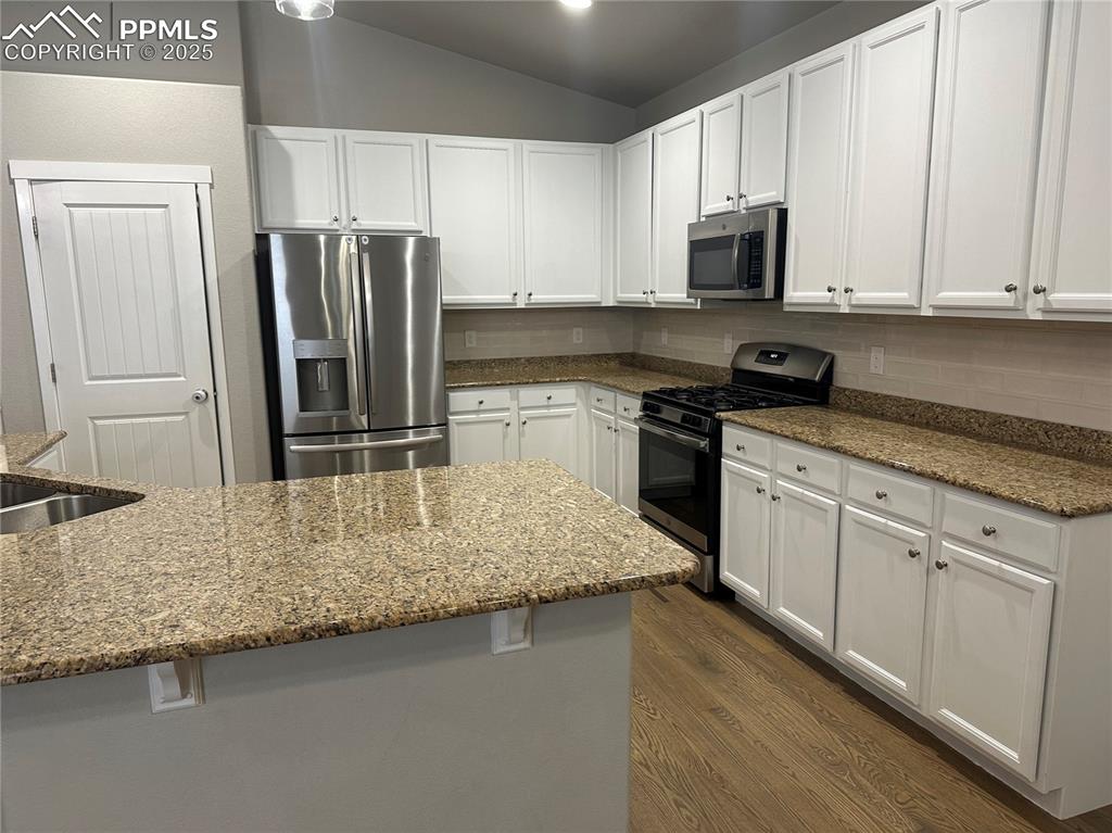 Image 10 of 21: Kitchen