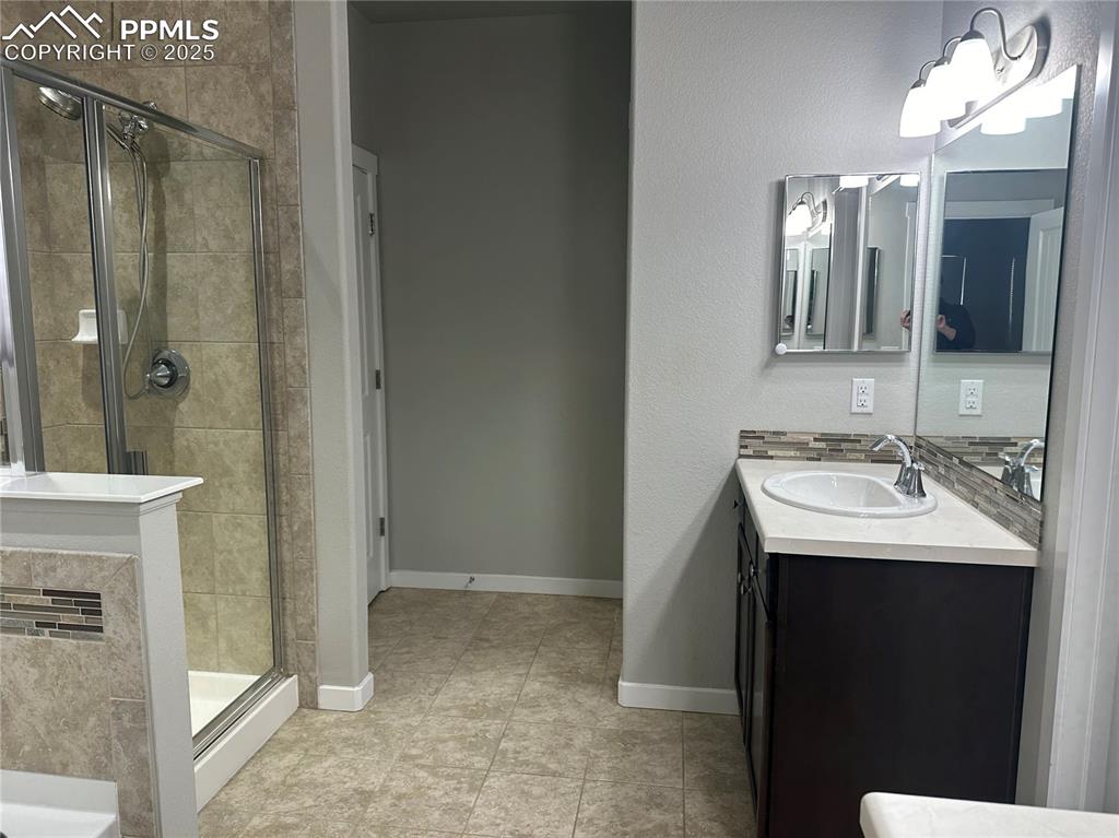 Image 14 of 21: Bathroom