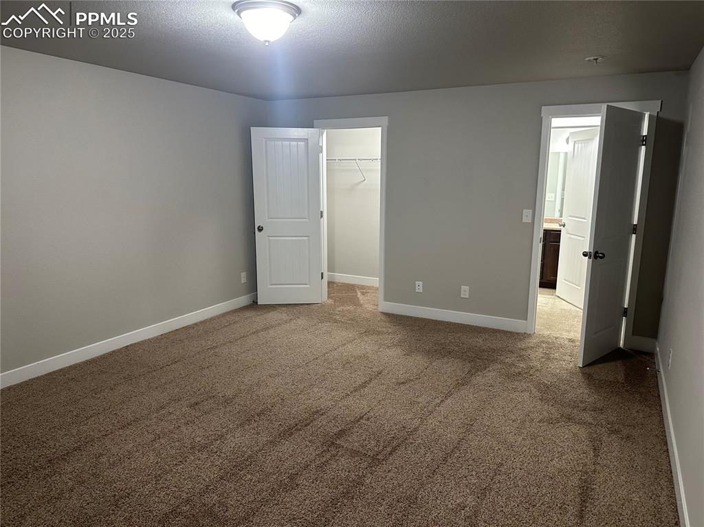 Image 19 of 21: Bedroom