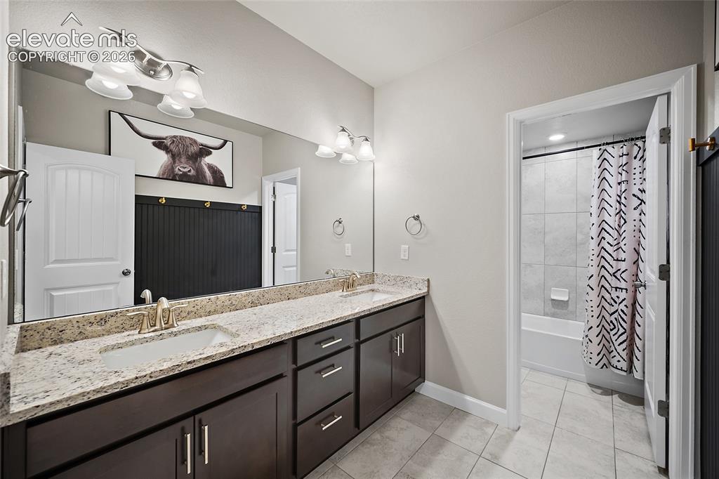 Image 11 of 50: Bathroom