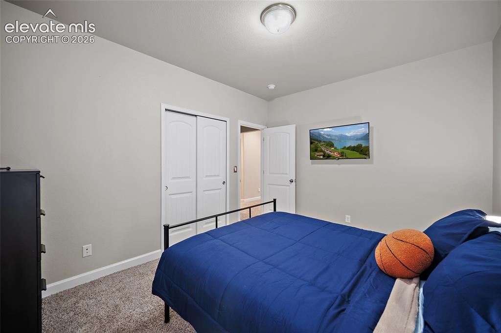 Image 19 of 50: Bedroom