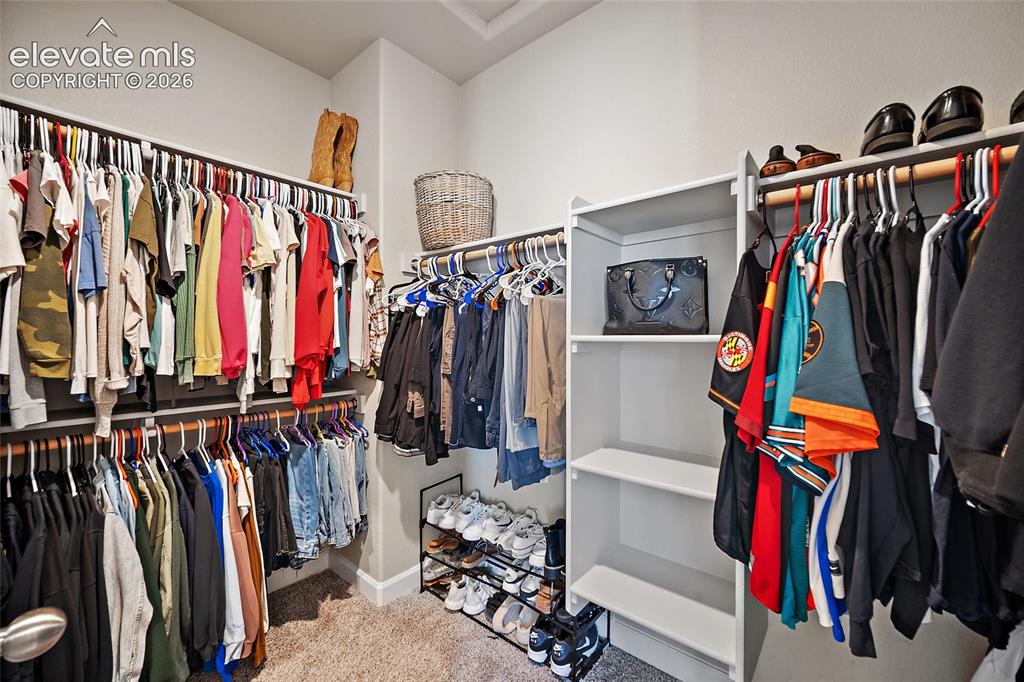 Image 41 of 50: Closet