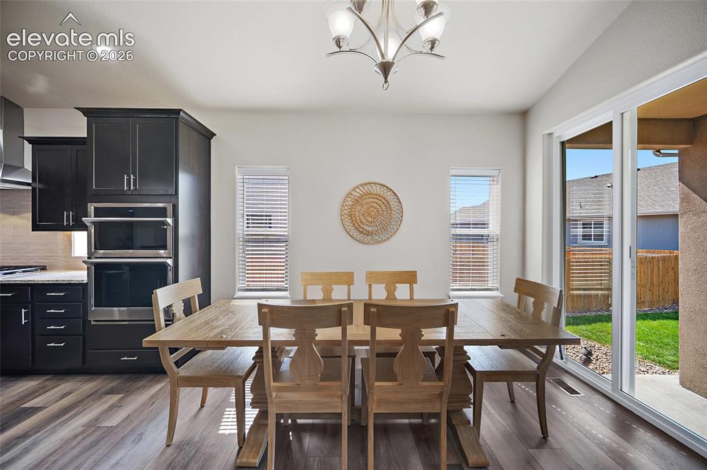 Image 8 of 50: Dining Area