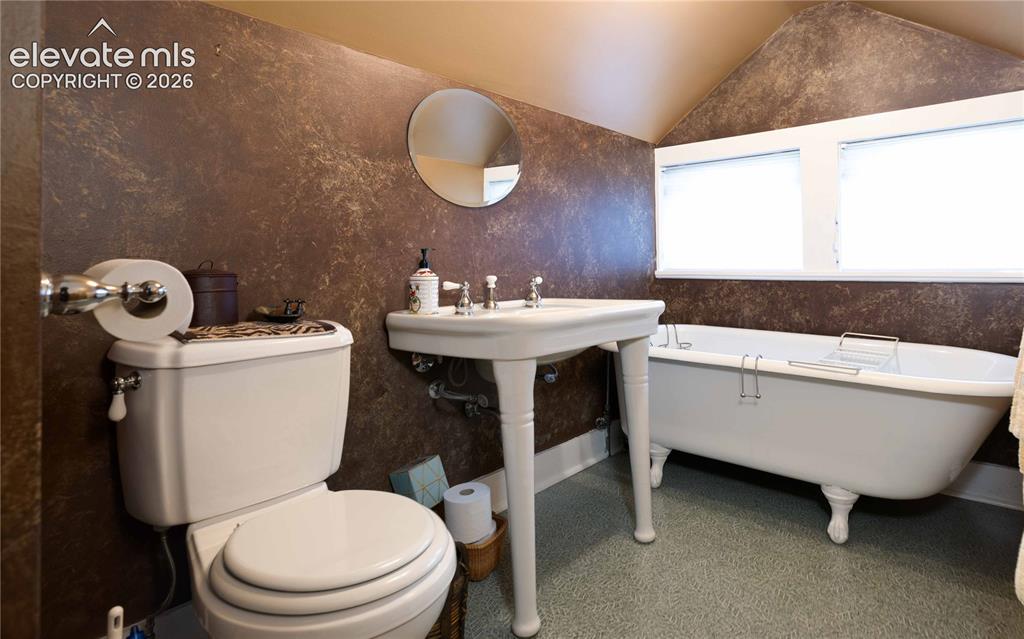 Image 21 of 37: Attic bathroom