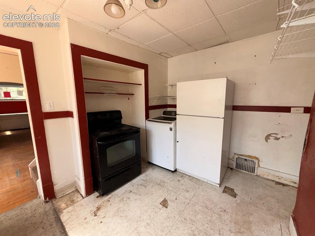 Image 13 of 46: Kitchen
