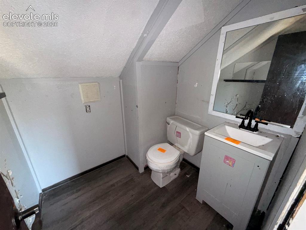 Image 19 of 46: Bathroom