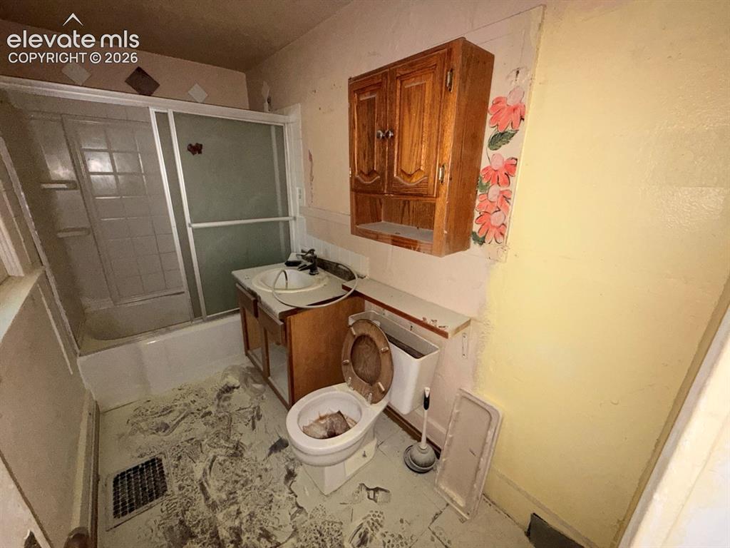 Image 37 of 46: Bathroom