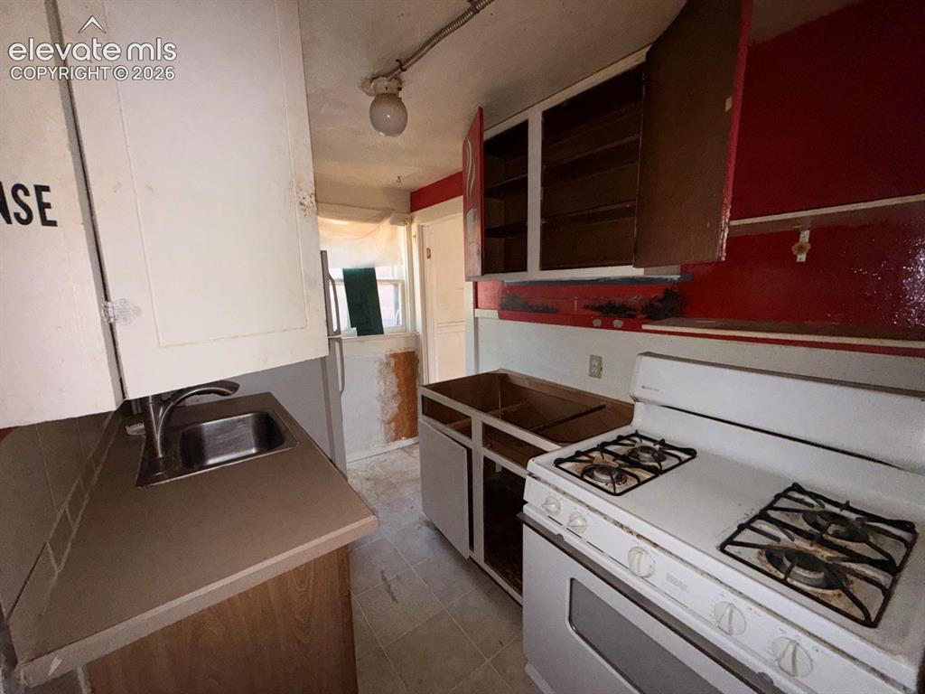 Image 38 of 46: Kitchen