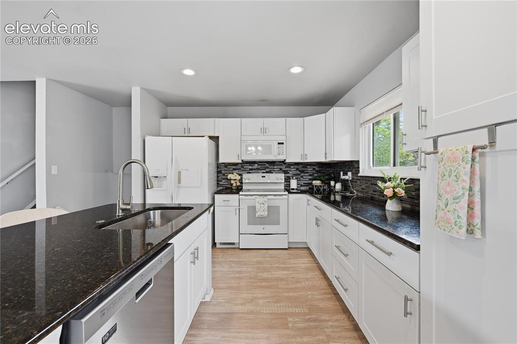 Image 4 of 40: Kitchen