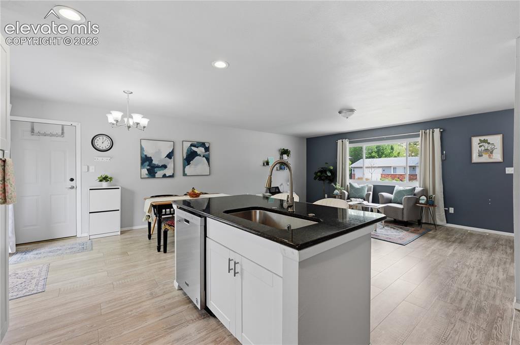 Image 5 of 40: Kitchen