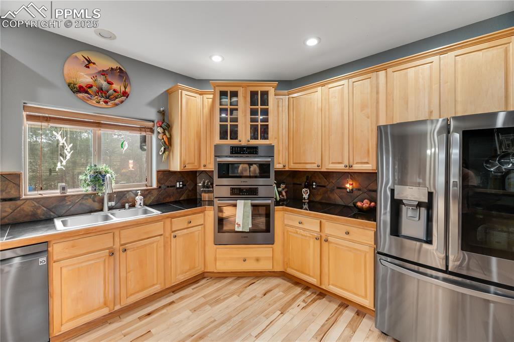 Image 10 of 45: Kitchen