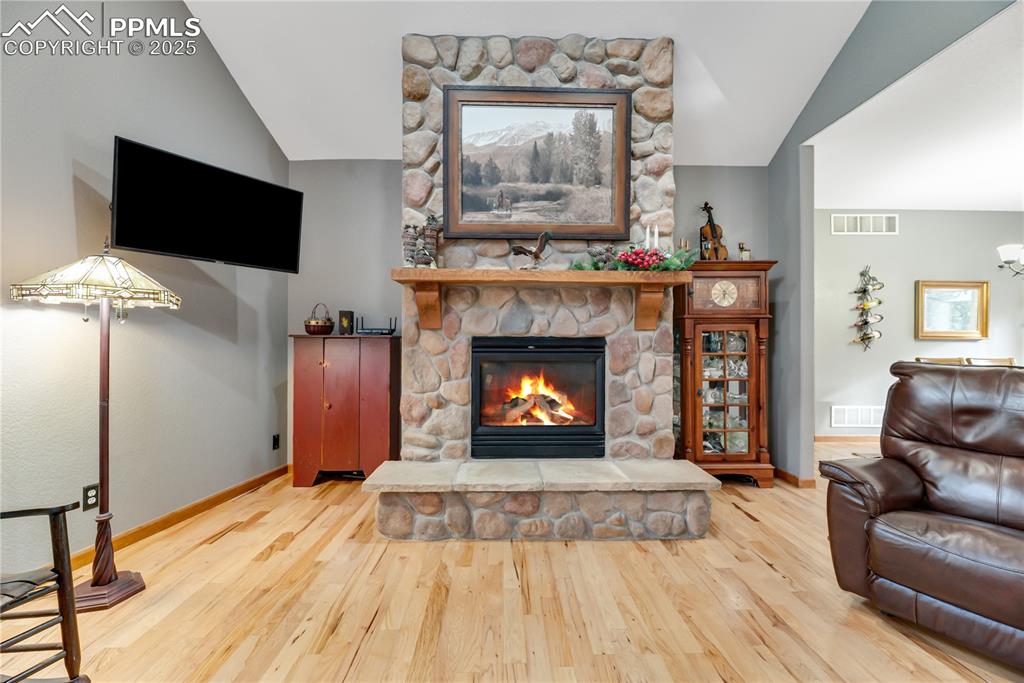 Image 14 of 45: Living Room