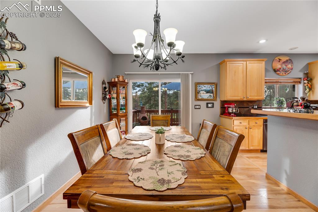 Image 15 of 45: Dining Area