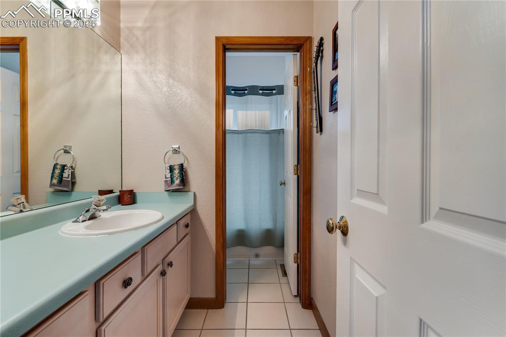 Image 18 of 45: Bathroom