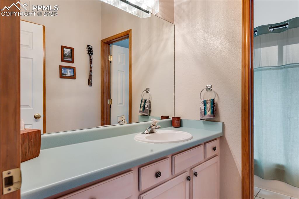 Image 19 of 45: Bathroom