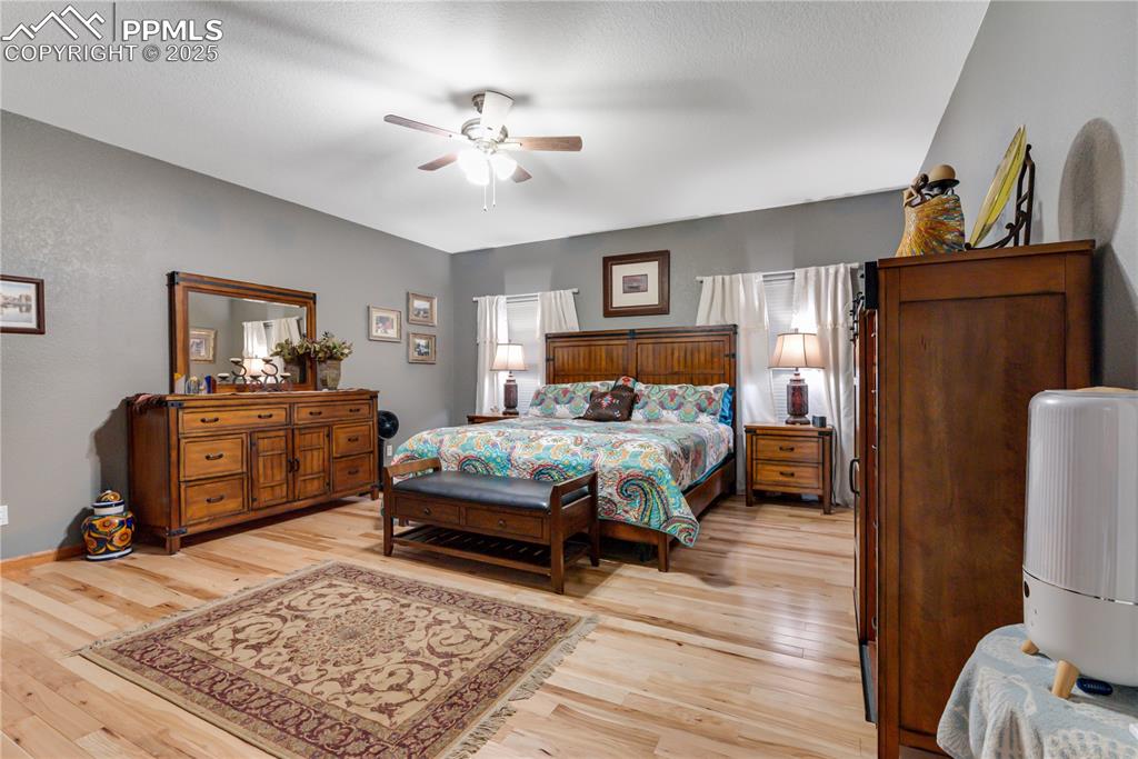 Image 20 of 45: Bedroom