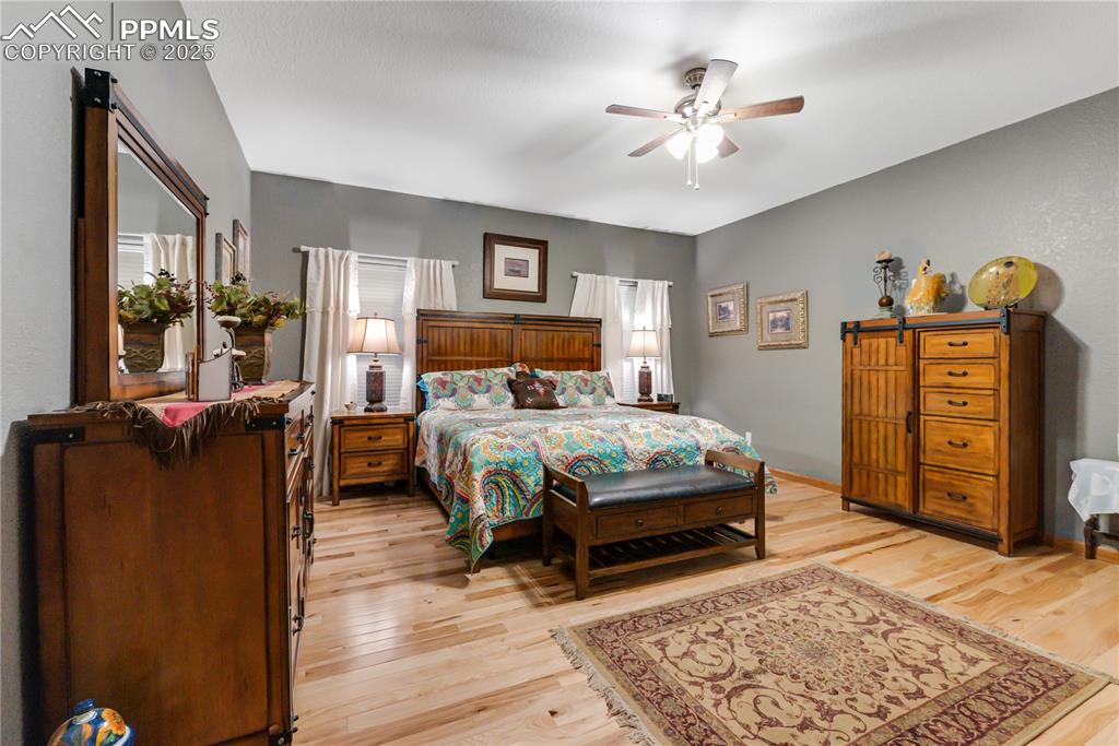 Image 21 of 45: Bedroom