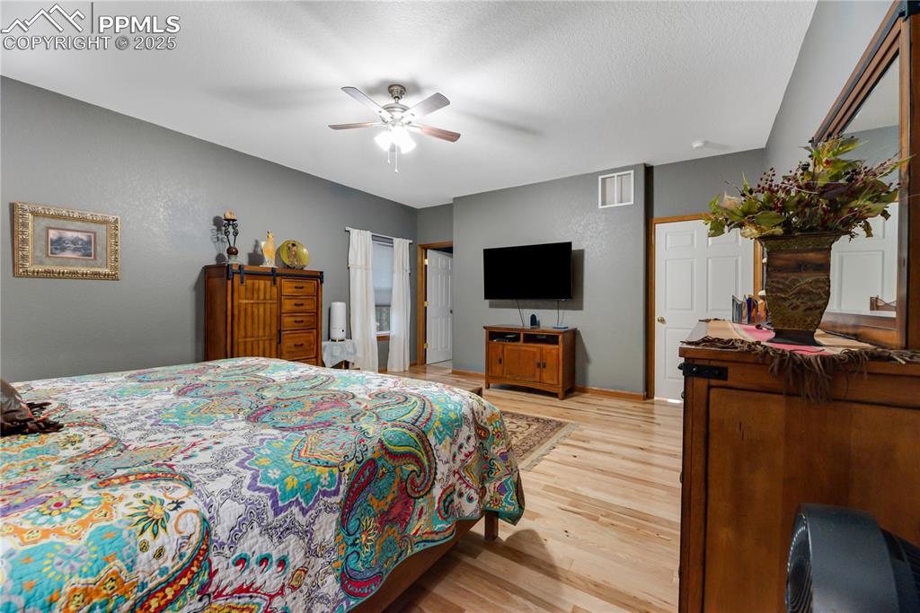 Image 22 of 45: Bedroom