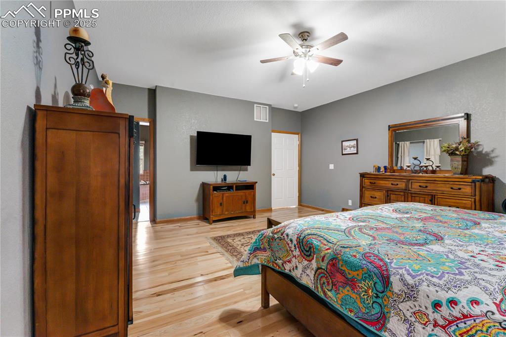 Image 23 of 45: Bedroom