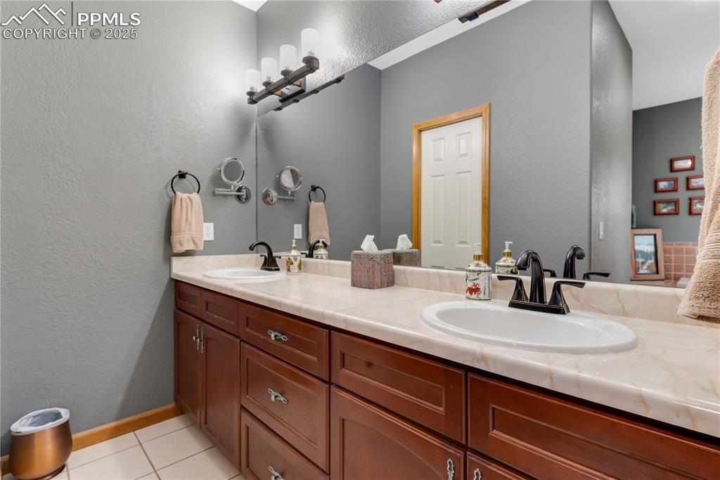 Image 24 of 45: Bathroom