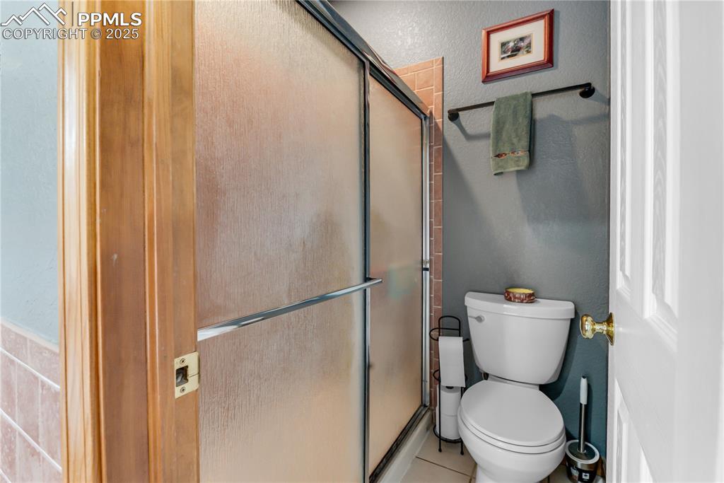 Image 25 of 45: Bathroom