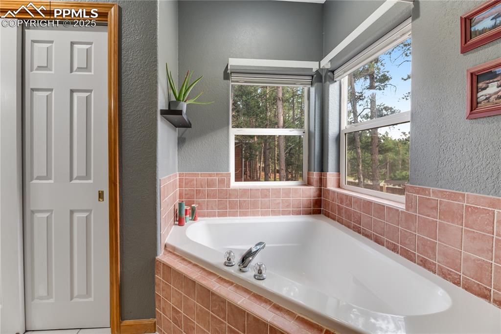 Image 26 of 45: Bathroom