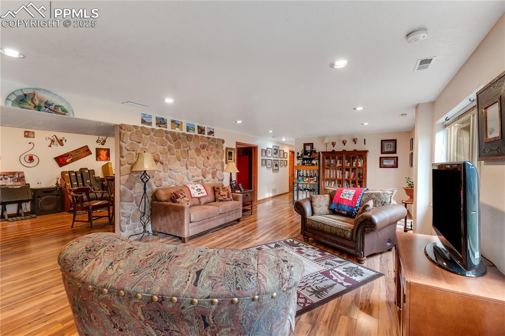 Image 28 of 45: Living Room