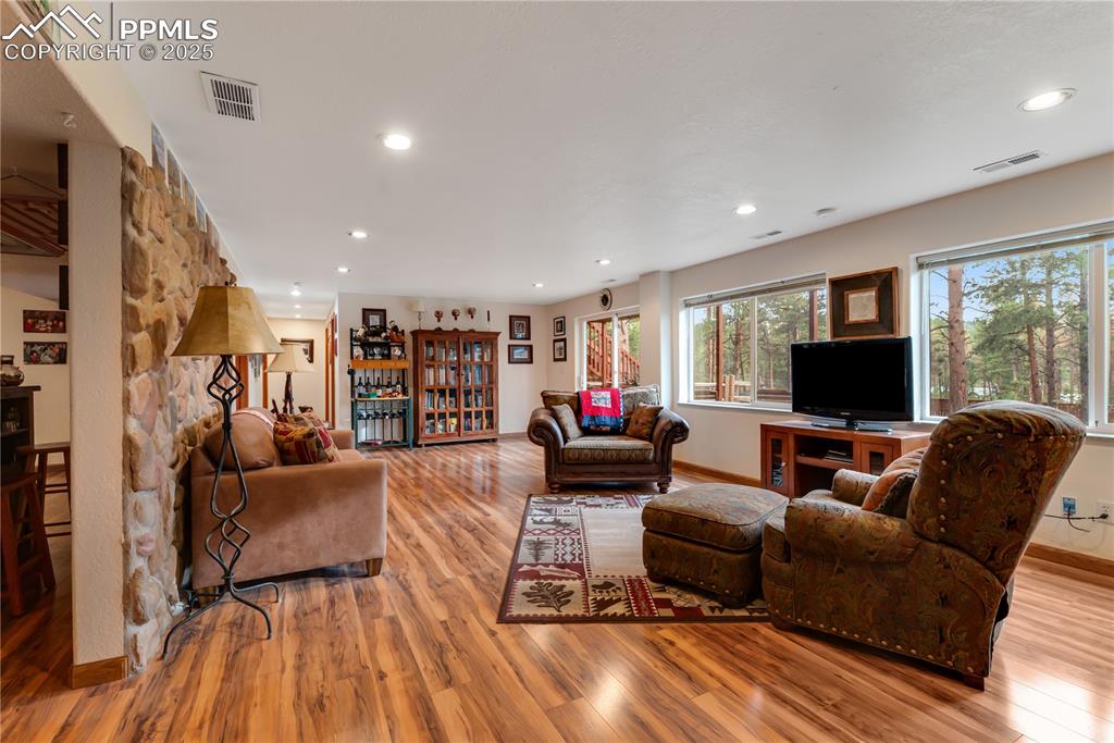 Image 29 of 45: Living Room