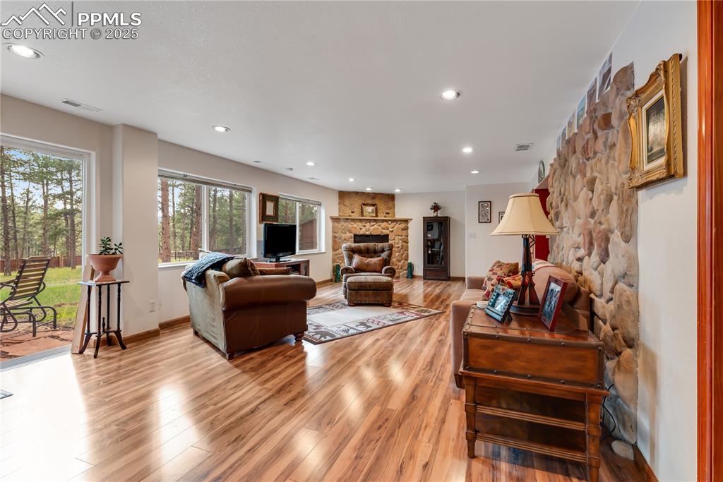 Image 33 of 45: Living Room