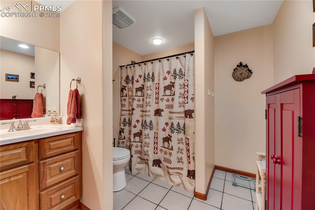 Image 35 of 45: Bathroom