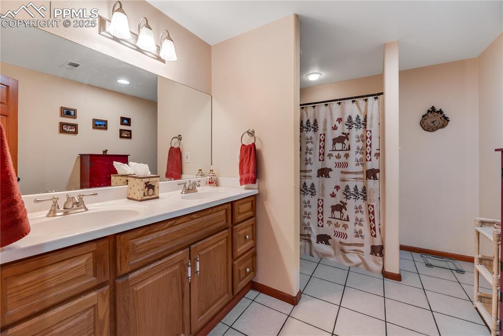 Image 36 of 45: Bathroom