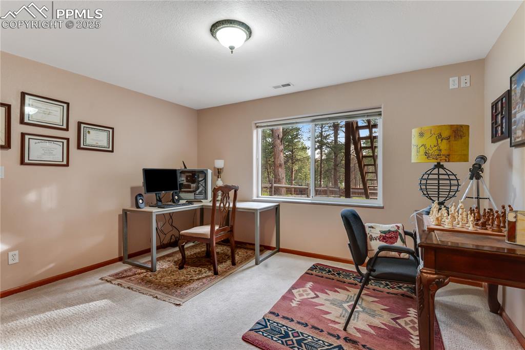 Image 37 of 45: Office