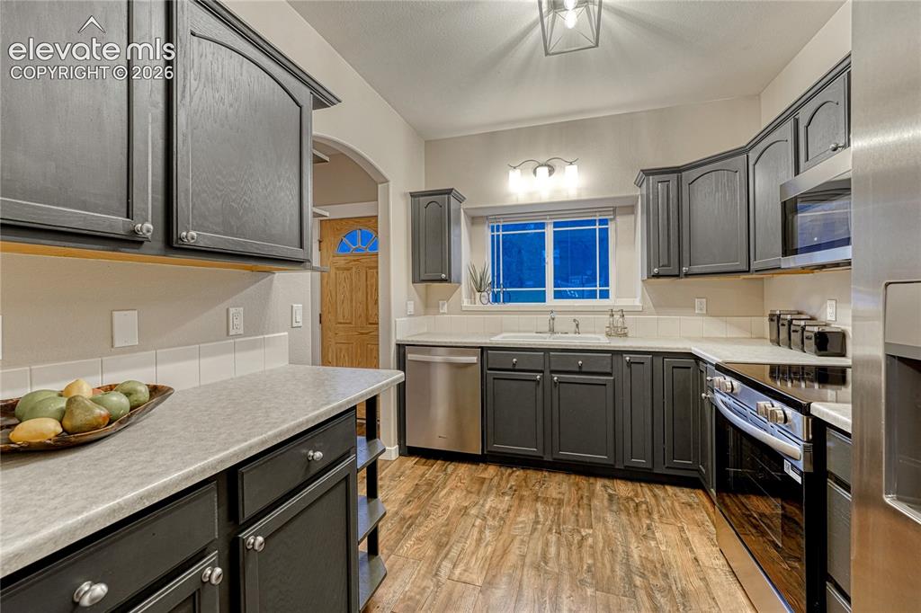 Image 11 of 50: Kitchen