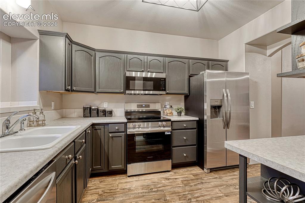 Image 15 of 50: Kitchen