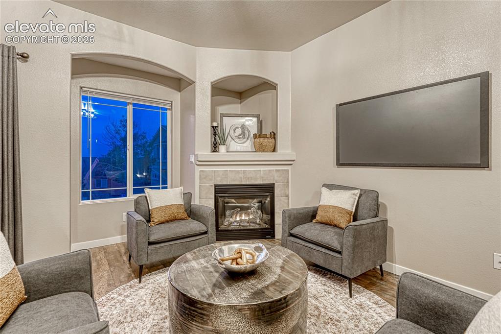 Image 9 of 50: Living Room