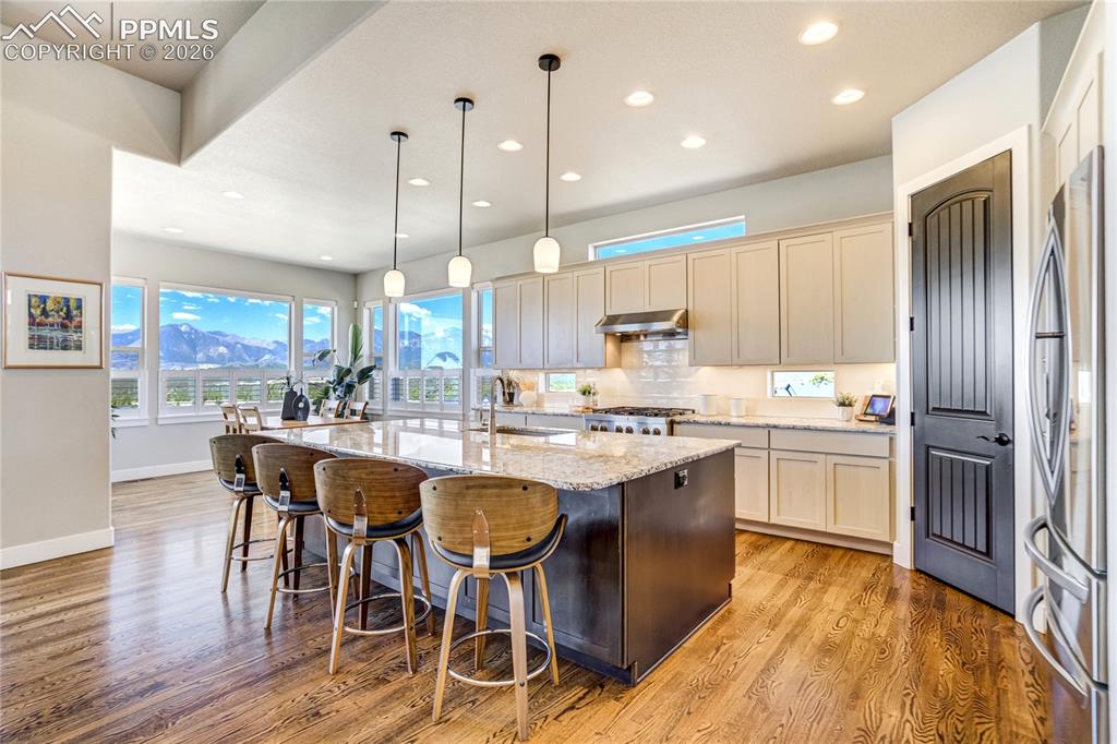 Image 10 of 50: Kitchen