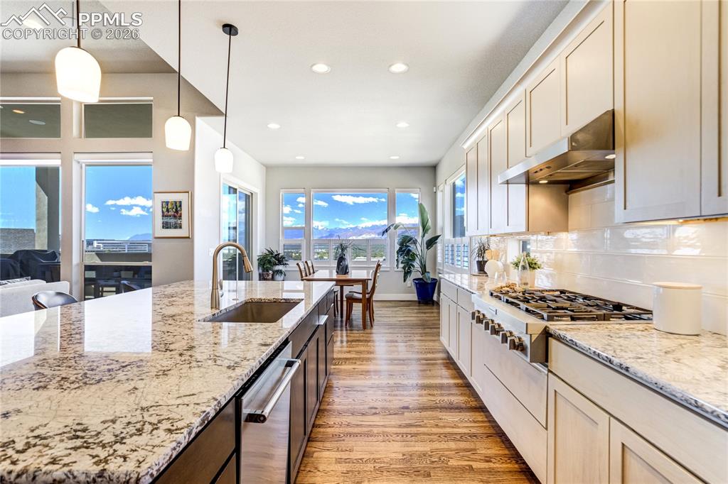 Image 12 of 50: Kitchen