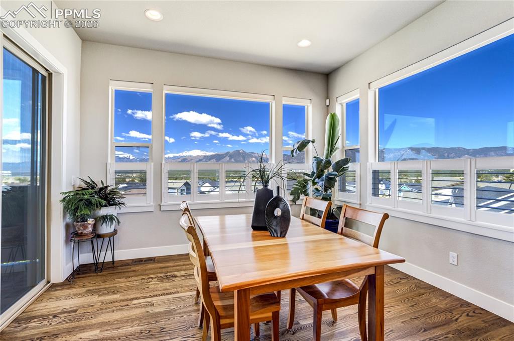 Image 14 of 50: Dining Area