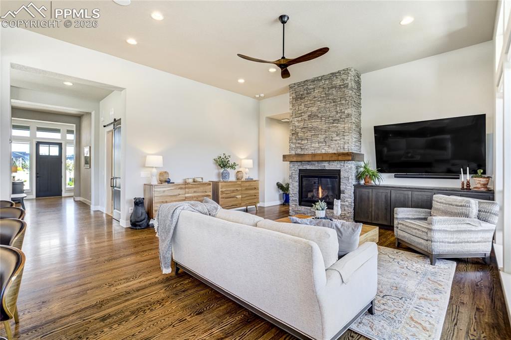 Image 8 of 50: Living Room