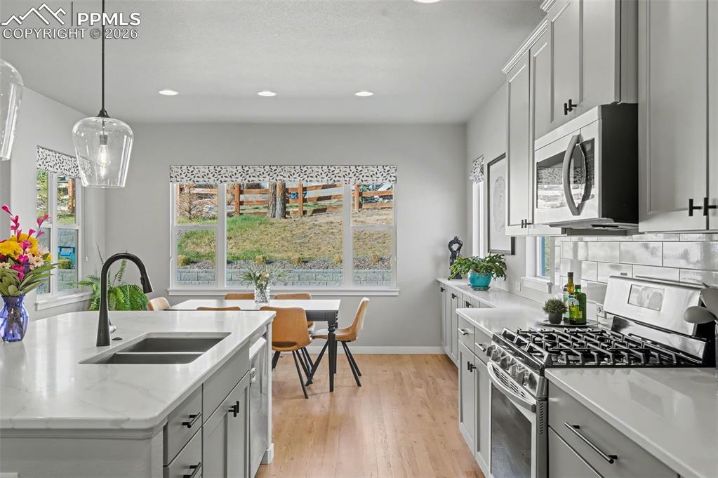 Image 12 of 40: Kitchen