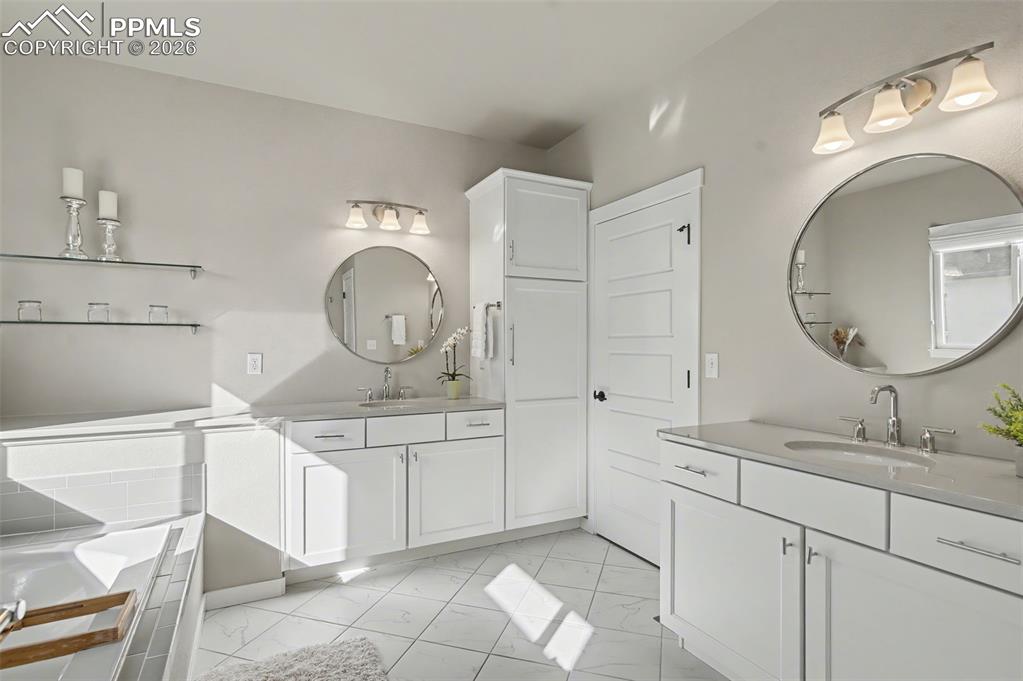 Image 18 of 40: Bathroom