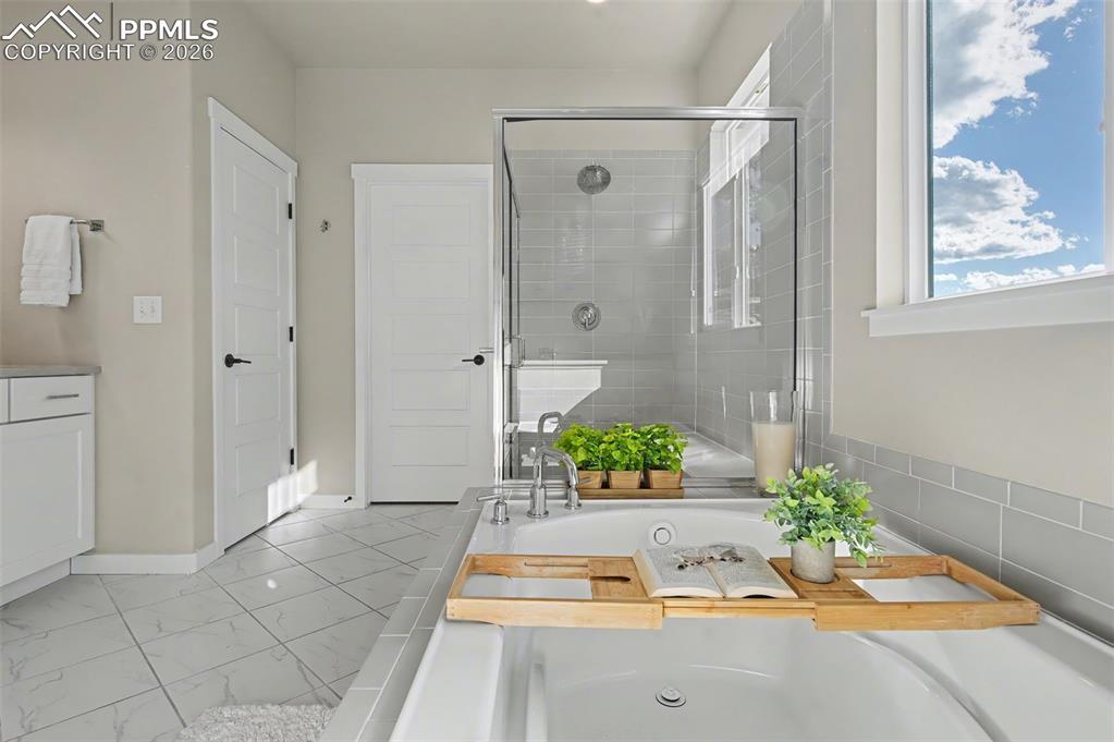 Image 19 of 40: Bathroom